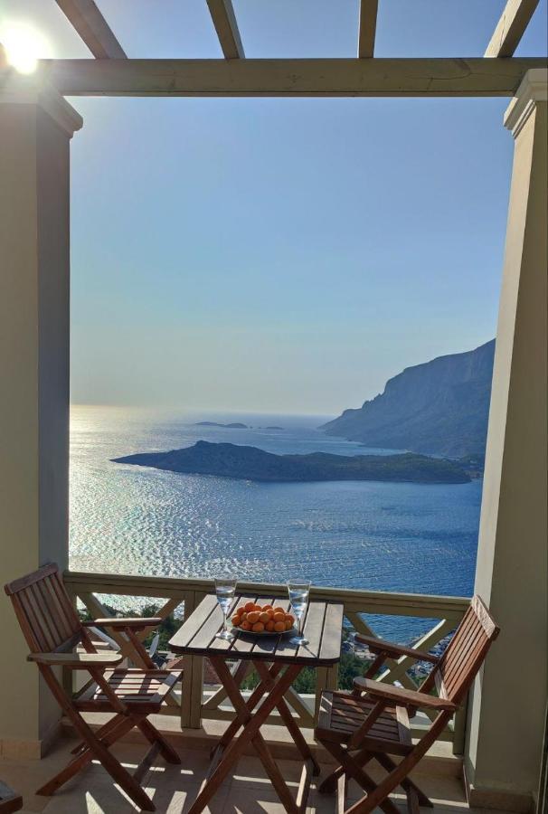 Апартаменты Climbers' Nest 'With Sea And Rock Views And Private Pool' Kamari  Экстерьер фото