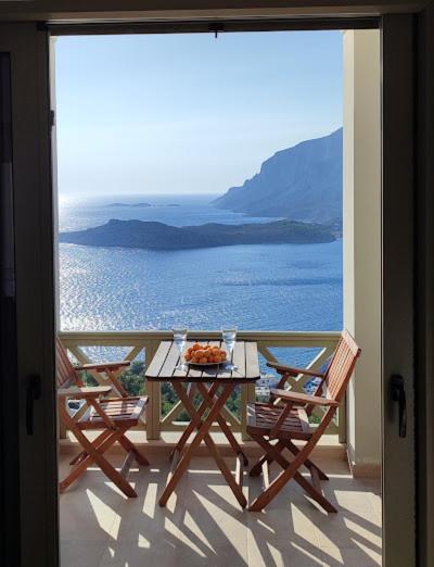 Апартаменты Climbers' Nest 'With Sea And Rock Views And Private Pool' Kamari  Экстерьер фото